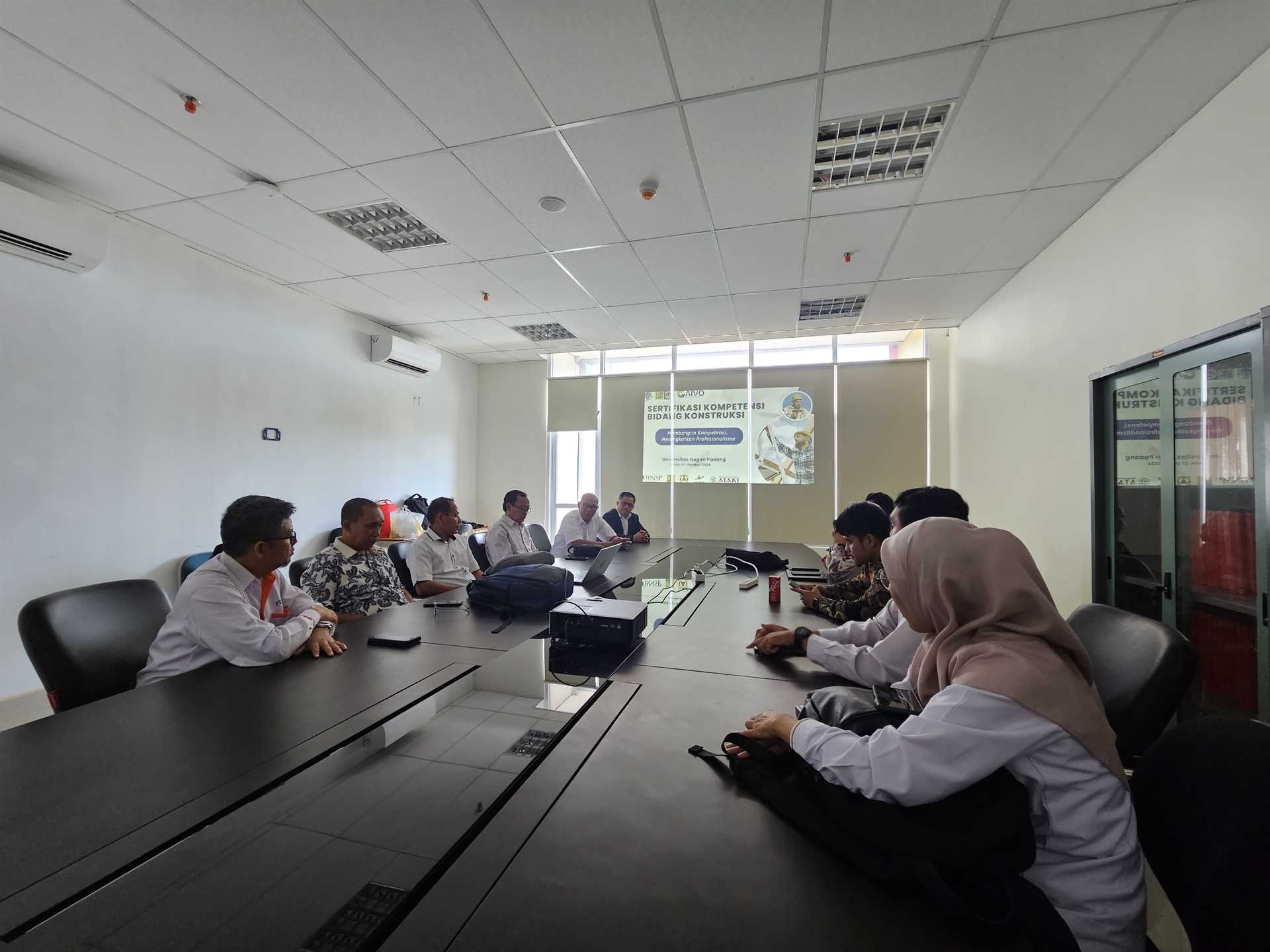 Gallery Bimbingan Teknis dan Uji Kompetensi Sertifikat Profesi BNSP PUBLIC AREA CLEANER Universitas Negeri Padang Gallery Bimbingan Teknis dan Uji Kompetensi Sertifikat Profesi BNSP PUBLIC AREA CLEANER Universitas Negeri Padang